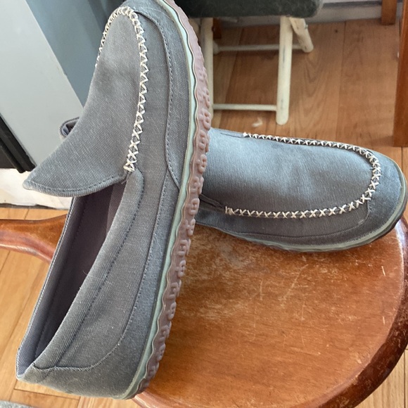 Men’s size 11 M canvas slip in’s. - Picture 3 of 3